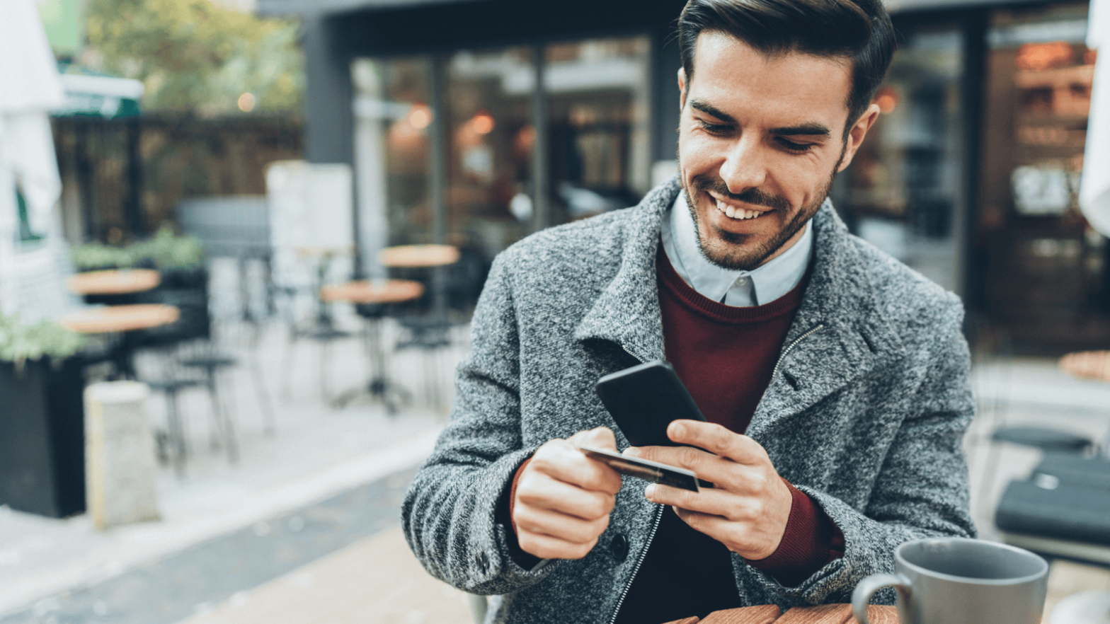 Man making a payment on his smartphone representing the OCT payment method - Shift4